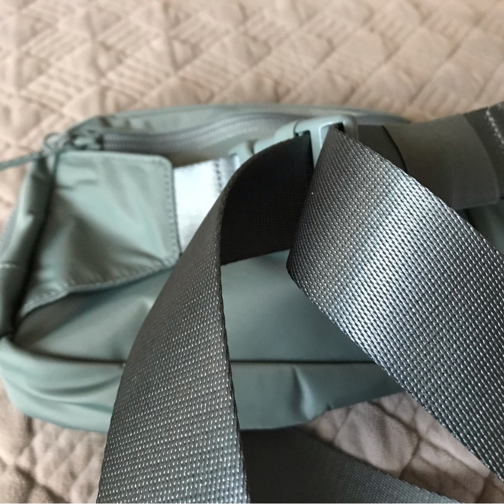 Everywhere Belt Bag   NWOT - Picture 4 of 10